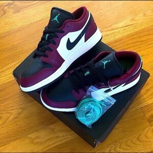 Jordan 1 low beetroot size 4Y/5.5W